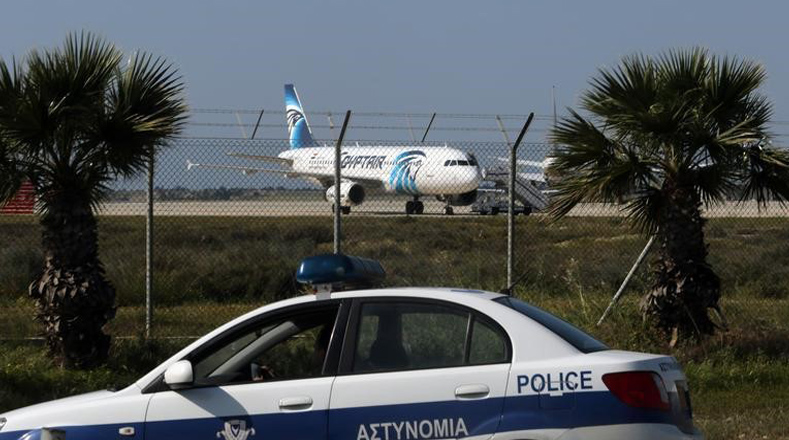 Fuerzas policiales rodearon el aeropuerto de Larnaca en Chipre.