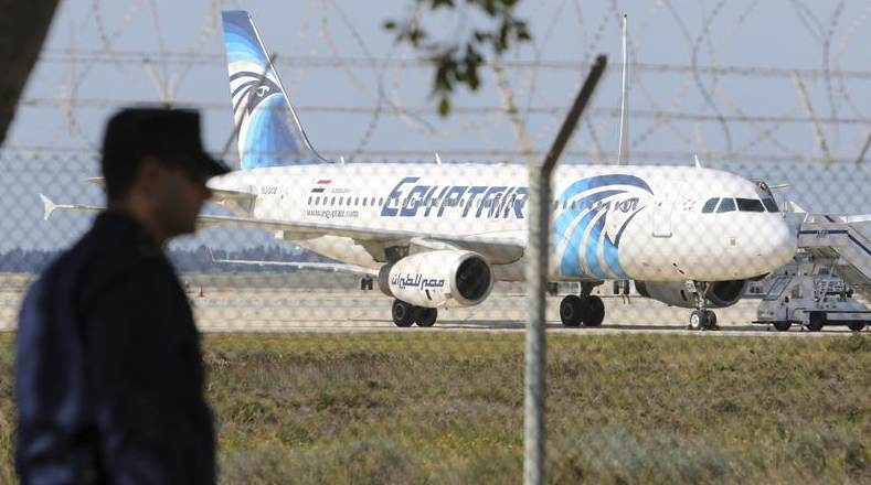 Fuentes policiales restringieron el paso hacia el aeropuerto de Larnaca.