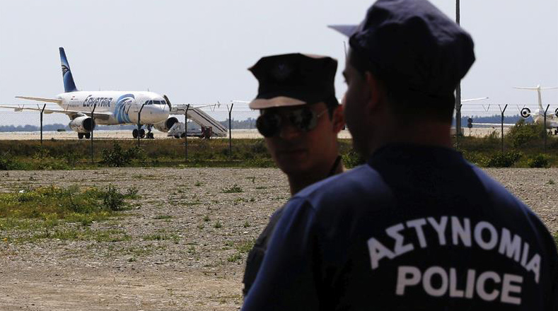 La policía de Chipre colaboró en la operación de rescate del avión de EgyptAir.