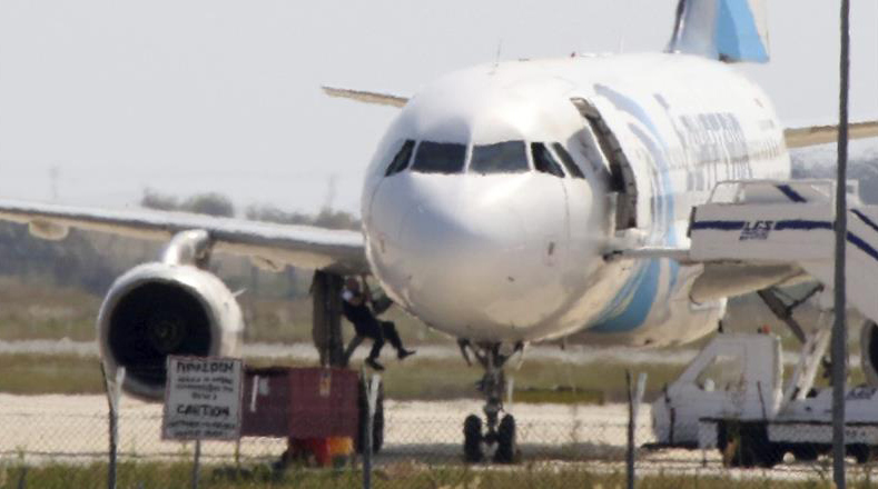 Los cuerpos de seguridad de Chipre trataron de entrar al avión.
