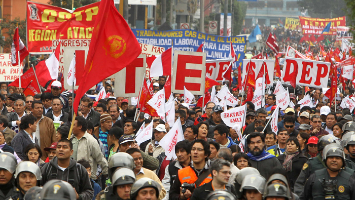 Peruanos reclaman una reforma política y económica en el país