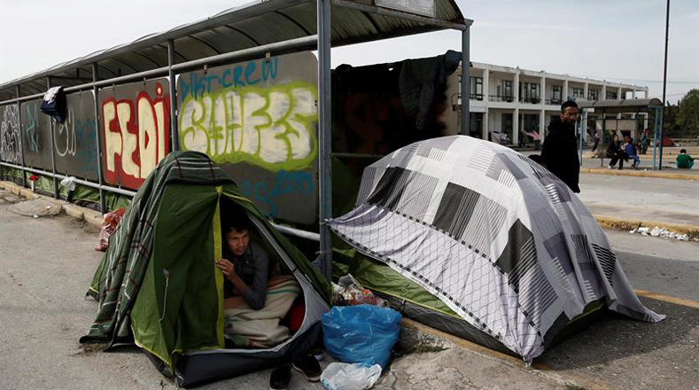 Refugiados afganos permanecen en el abandonado aeropuerto Internacional de Ellinikon en Atenas (Grecia).