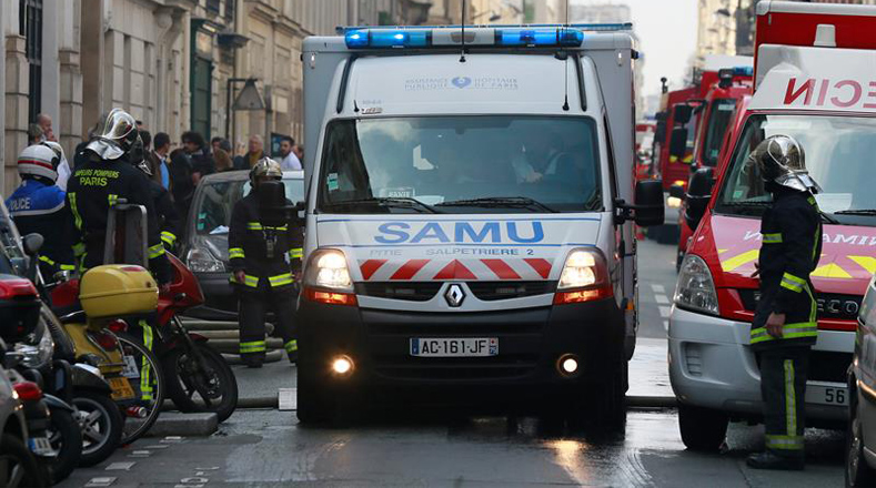 Una ambulancia llega al escenario de la explosión para trasladar a los heridos 