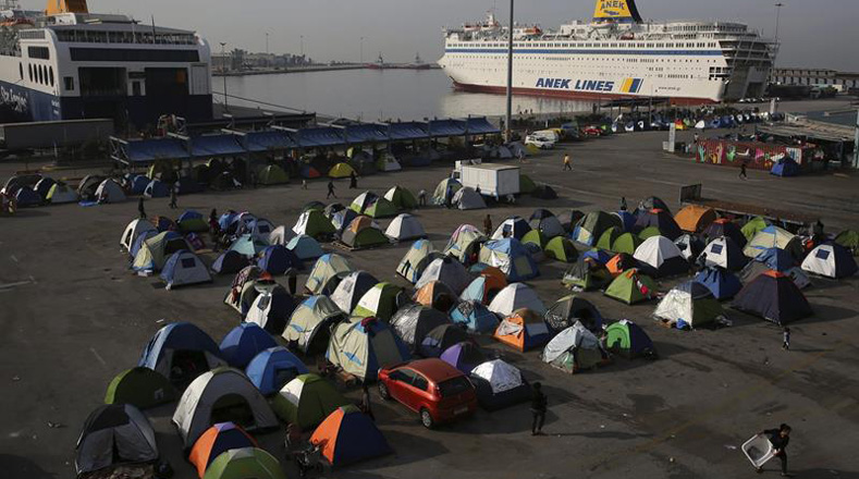 Carpas en el campamento para refugiados del puerto del Pireo en Grecia.