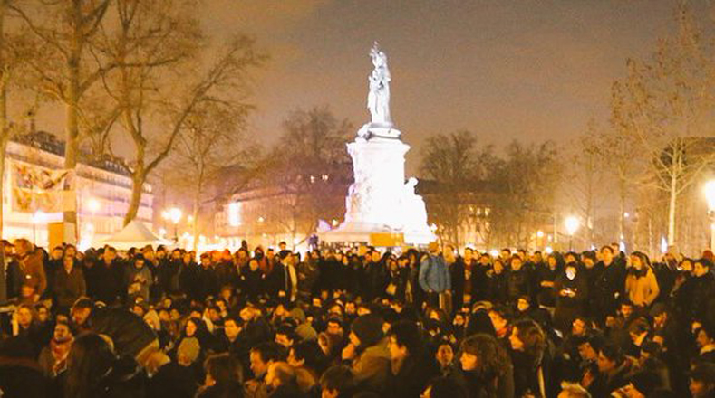 De acuerdo a los organizadores de Nuit Debout, más de 21 mil personas participaron este domingo en París en la asamblea del movimiento de indignados.