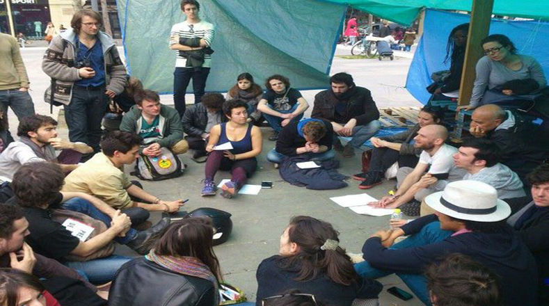 El Nuit Debout ve la experiencia de los indignados españoles, del movimiento Occupy norteamericano, no violento y creativo.