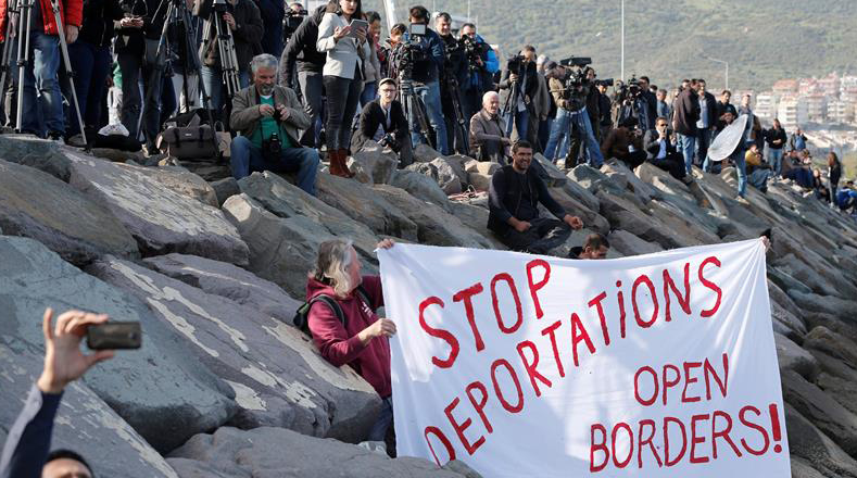 Activistas y grupos defensores de derechos humanos han protestado las deportación de refugiados