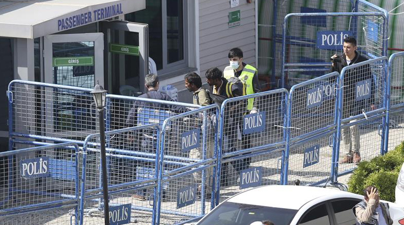 Los autoridades turcas someten a un fuerte interrogatorio a los refugiados. 