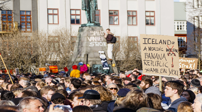 Miles de personas llenaron las calles de capital de Islandia, Reikiavik, para exigir la dimisión del primer ministro, Sigmundur David Gunnlaugsson.