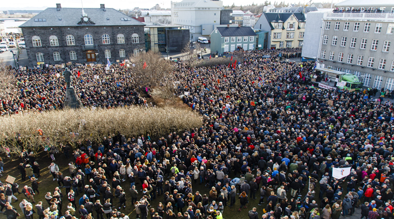 Tras la revelación de Panama Papers, los islandeses se reunieron a las afueras del Parlamento en Reykjavik.