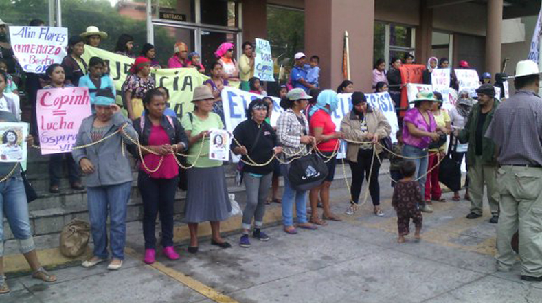 Frente al Ministerio Público en Tegucigalpa un grupo de mujeres del Consejo Cívico de Organizaciones Populares e Indígenas de Honduras (Copinh) se encadenaron para exigir que no quede impune el asesinato de la líder indígena Berta Cáceres.
