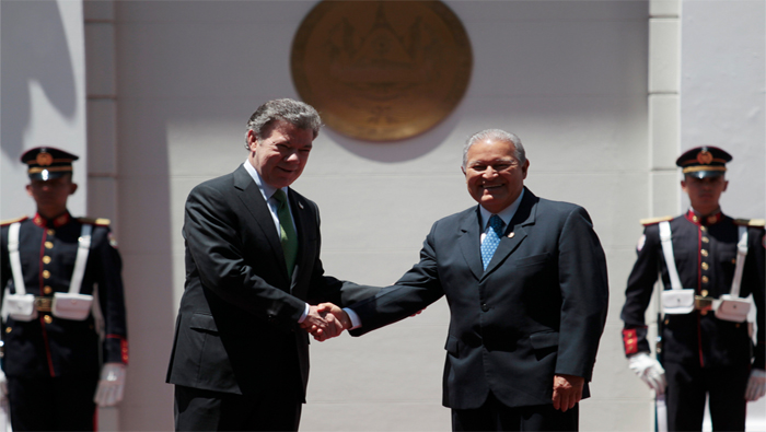 Santos y Sánchez Céren se comprometieron a generar más oportunidades para sus pueblos.