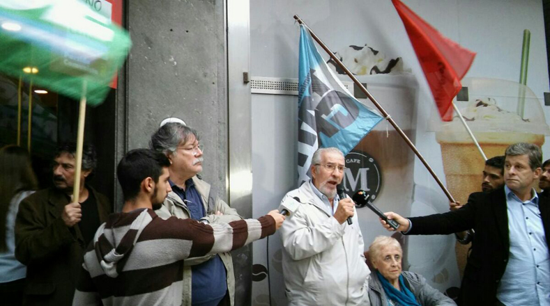 Personalidades de la cultura y la política participaron en el acto de solidaridad Un abrazo con teleSUR, frente a la sede del canal en Buenos Aires (capital).