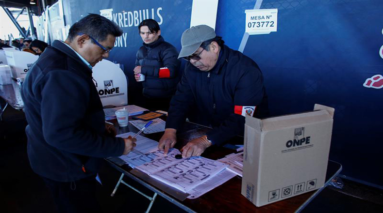 Ciudadanos peruanos residentes en Nueva Jersey y Pensilvania, también votaron este domingo en la Red Bull Arena de Harrison, Nueva Jersey.