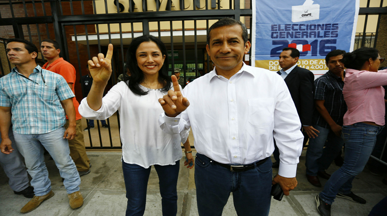 El presidente Ollanta Humala luego de votar dijo que estas elecciones se desarrollan en medio de luto, incertidumbre y preocupación. 