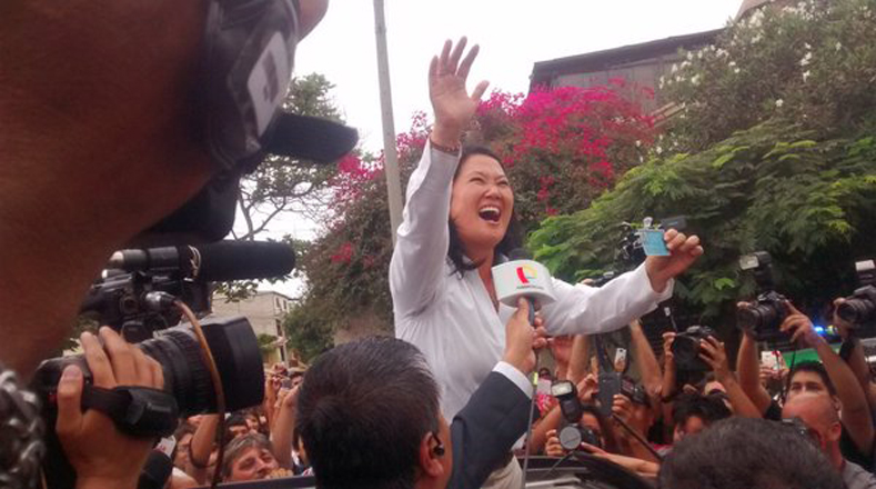 La candidata Fujimori votó rodeada de medidas de seguridad y medios de comunicación. 