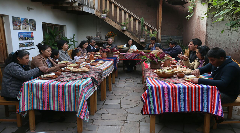 Así de colorido fue el desayuno típico electoral de la candidata progresista Verónika Mendoza, antes de salir a votar en Cuzco. 