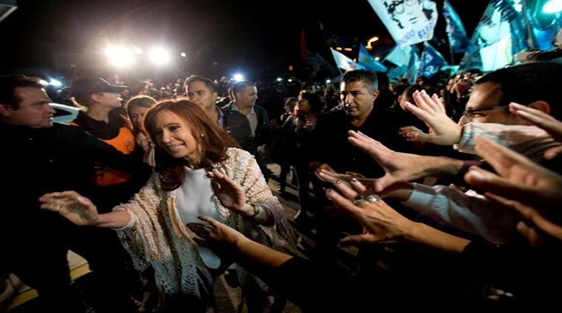 Cristina Fernández llegó este lunes a Buenos Aires en medio de manifestaciones de apoyo.