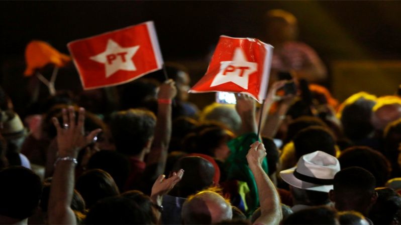 Las banderas del Partido de los Trabajadores (PT) estuvieron presente durante las actividades en apoyo a la jefa de Estado de Brasil. 
