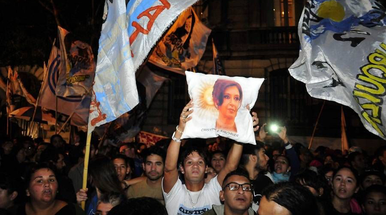 Cristina Fernández llegó a Buenos Aires en medio de manifestaciones de apoyo y con consignas de afecto que clamaban su regreso a la Presidencia.