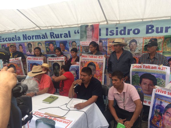 Los padres de los 43 normalistas de Ayotzinapa anunciaron una protesta el próximo sábado frente a la sede de la PGR para exigir respuestas sobre la investigación.
