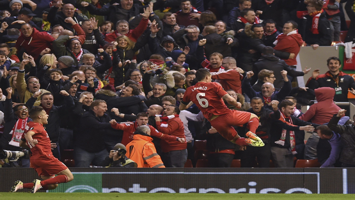 El jugador Dejan Lovren (c) de Liverpool celebra junto a la afición el gol del triunfo.