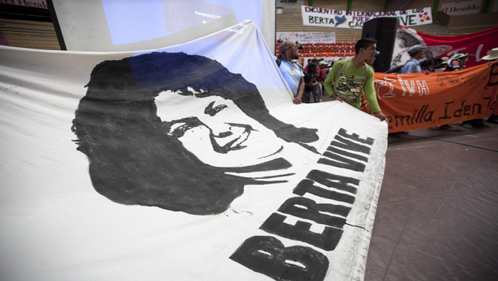 La familia de Berta Cáceres desconfía de la OEA por haber participado en el golpe de Estado de 2009 contra Manuel Zelaya.