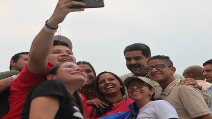 Maduro compartió los famosos selfies con la juventud venezolana.