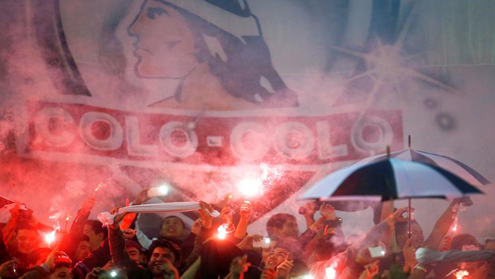 La fanaticada del Colo Colo celebra los 91 años del club de fútbol.