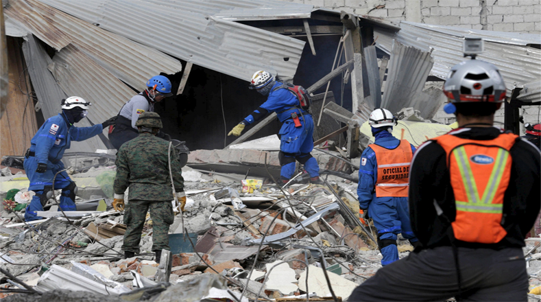 Más de 25 voluntarios se han ofrecido a buscar a víctimas del terremoto bajo los escombros de las zonas afectadas. 