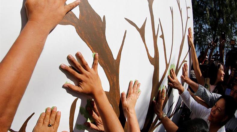 Ambientalistas filipinos ponen sus palmas pintadas en la Isla de la Libertad.
