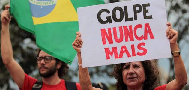 Lo brasileños continúan en las calles expresando su apoyo a Dilma.