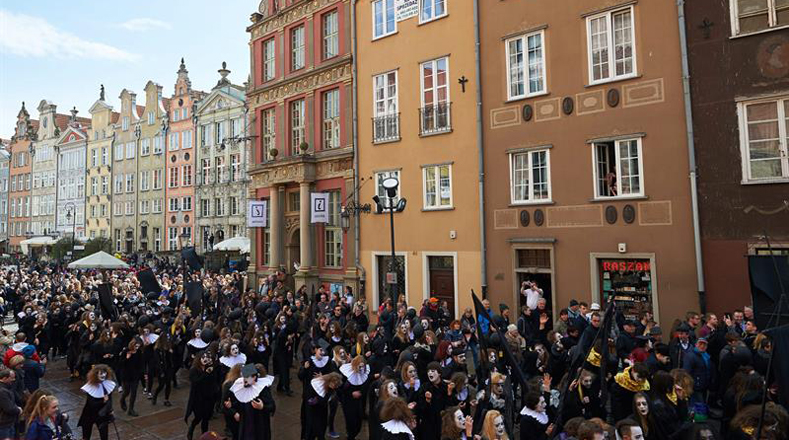 Una 400 personas vestidas de luto transitaron en una marcha funeraria por el casco antiguo de Gdansk. 