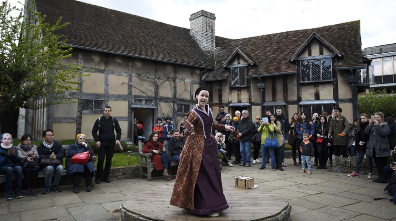William Shakespeare nació en el pueblo Stratford-upon-Avon, allí turistas se acercaron a ver las obras representadas por actores.