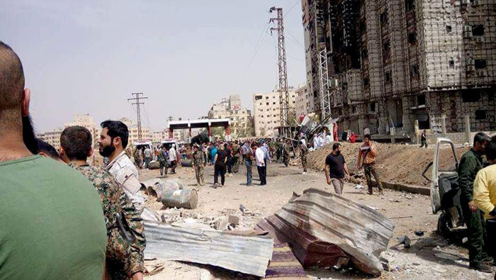 Fuerzas policiales sirias revisan la zona de la explosión en las cercanías del templo chií  de Zeinab.