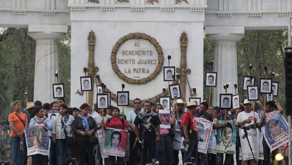 Cientos de personas exhibieron las fotografías de los desaparecidos el pasado 26 de septiembre de 2014.
