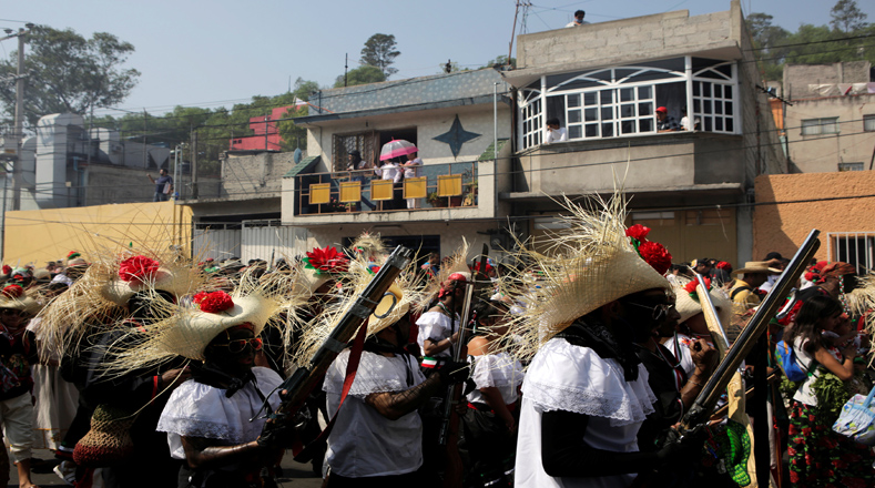 Con trajes de la época, unos de campesinos indígenas o de invasores franceses, los mexicanos recrearon la batalla.