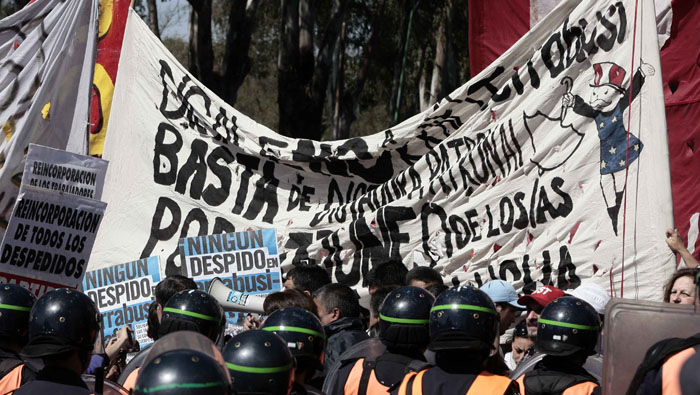 El pueblo argentino se ha movilizado en las calles contra la ola de despidos de Mauricio Macri.