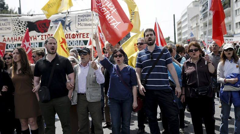 Alrededor de 8 mil personas, según las autoridades, manifestaron el primer día de la huelga general en diversos puntos del centro de Atenas.