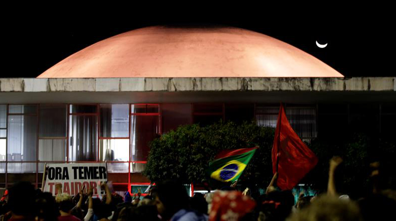 Simpatizantes de Dilma Rousseff se mantienen a las afueras del Senado de Brasil.