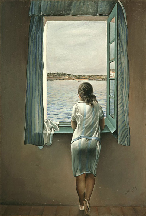Muchacha en una ventana de 1925 es una de las pinturas en las que Dalí inmortalizó la figura de su única hermana Anna María, mientras se asomaba por la ventana de la casa de vacaciones de la familia en Cadaqués.