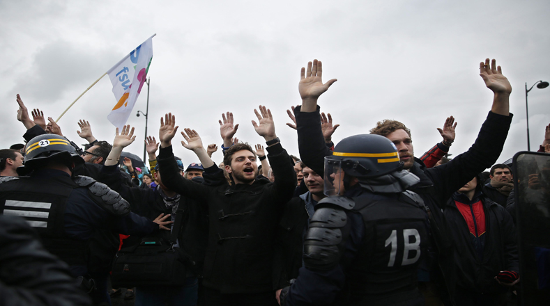 Policías evitaron que los manifestantes continuaran la movilización en rechazo a la reforma laboral aprobada este martes por el presidente François Hollande.