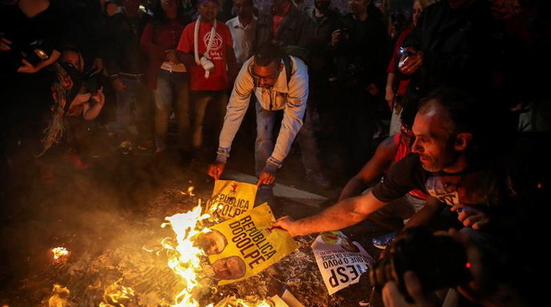 Durante la protesta quemaron afiches. 