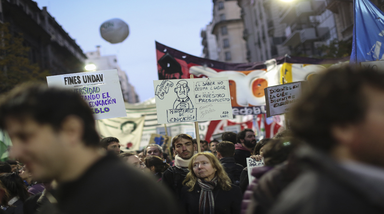 Bajo el lema "Marcha Nacional en defensa de la Educación y la Universidad Pública" los argentinos alzaron su voz contra las posible mercantilización de la educación en Argentina.