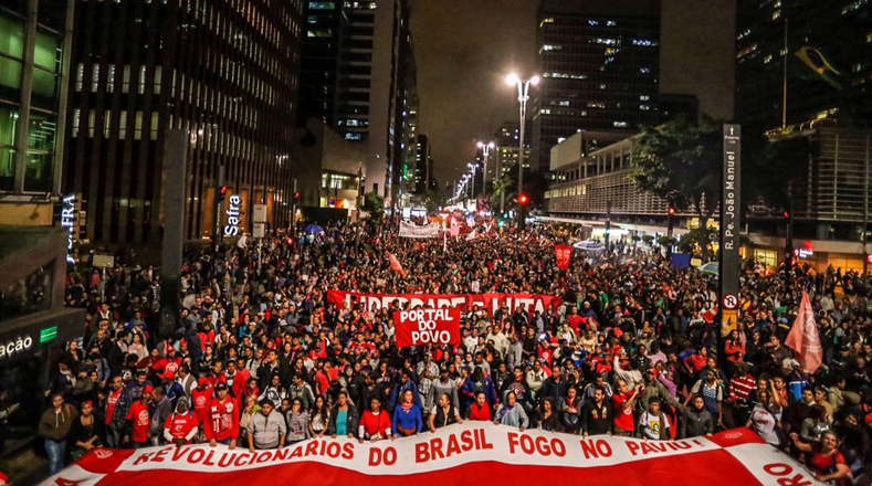 La céntrica Avenida Paulista fue escenario de las protestas donde se congregaron sindicatos y movimientos sociales.