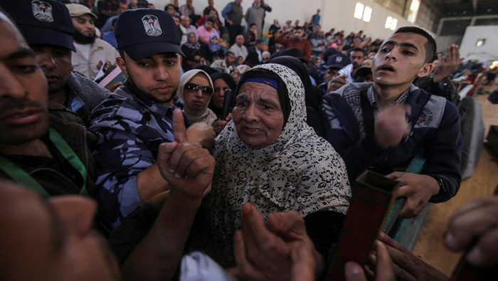 Al menos 30 mil palestinos esperaban cruzar a Egipto antes del cierre del paso de Rafah.