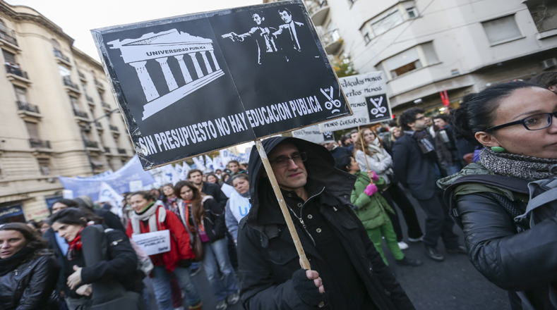 Estudiantes marcharon contra la mercantilización de la educación en Argentina