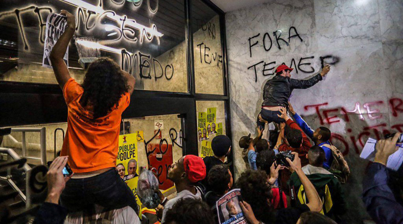 Los manifestantes pintaron grafitis contra Temer.