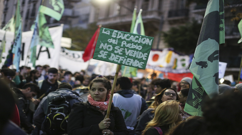 Personal docente, obrero y administrativo de las universidades públicas de Argentina marcharon con los estudiantes para exigir presupuesto digno.