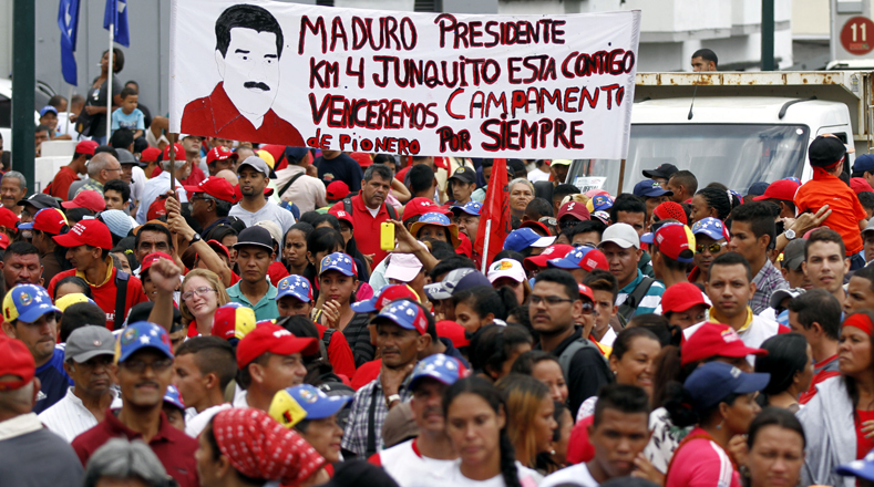 Con coloridas pancartas y consignas de apoyo, el pueblo venezolano expresó su apoyo al Ejecutivo nacional.